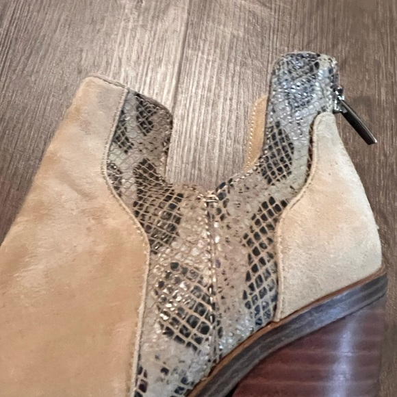 Vince Camuto Bootie Sz 7 - Picture 4 of 13